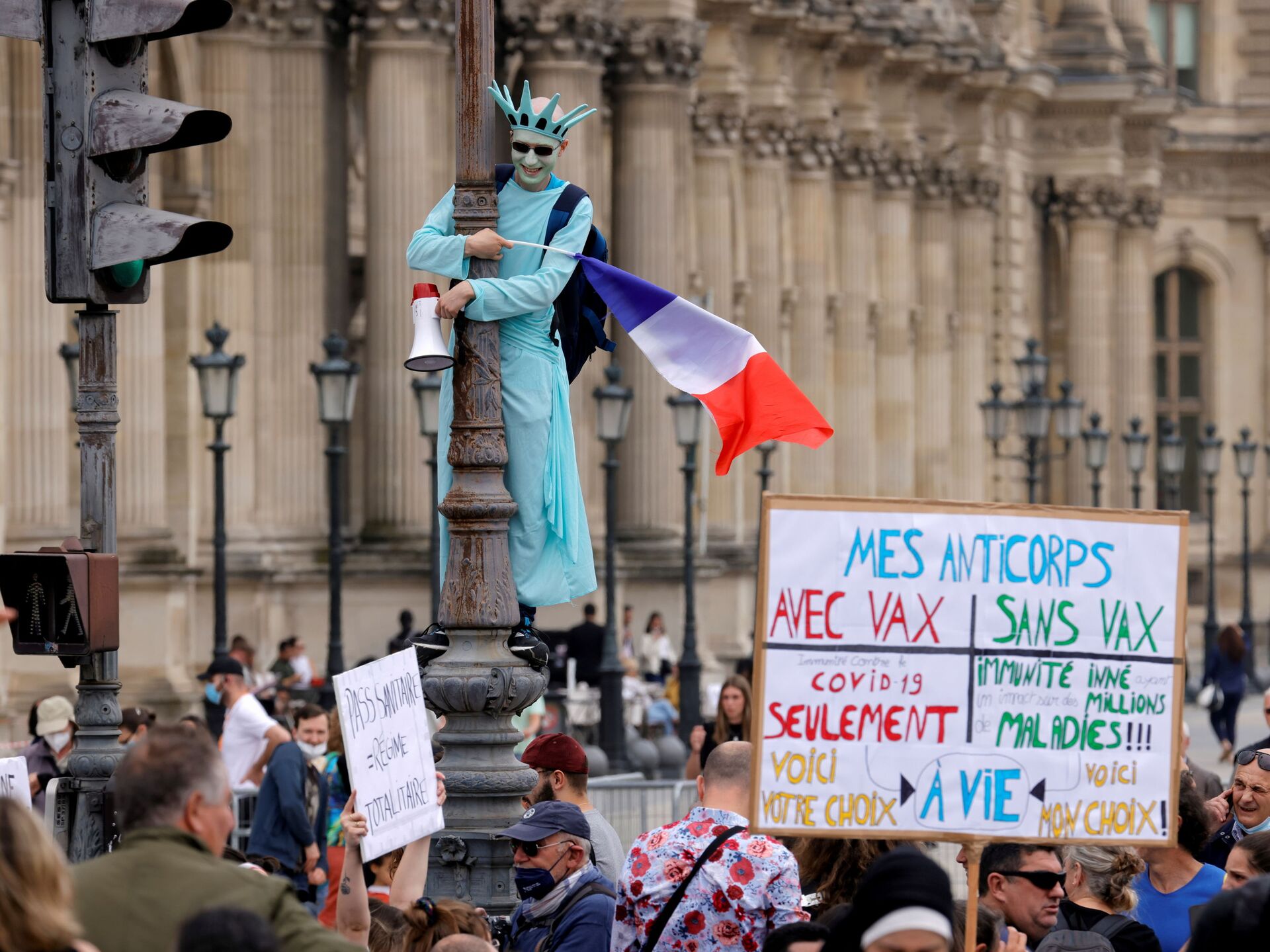 Пасха во франции в 2024. Франция власть. Протесты во Франции. Митинги против президента Франции. Макрон о протестах во Франции.