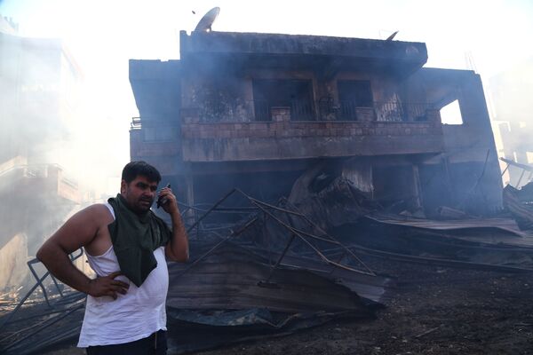 Жителей четырех городских кварталов города Манавгат провинции Анталья эвакуировали. Более 60 человек пострадали. По предварительным данным, огонь уничтожил около 650 гектаров леса - Sputnik Грузия