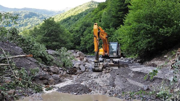 Работы по ликвидации последствий наводнения после ливневых дождей в Лентехи в Сванети - Sputnik Грузия