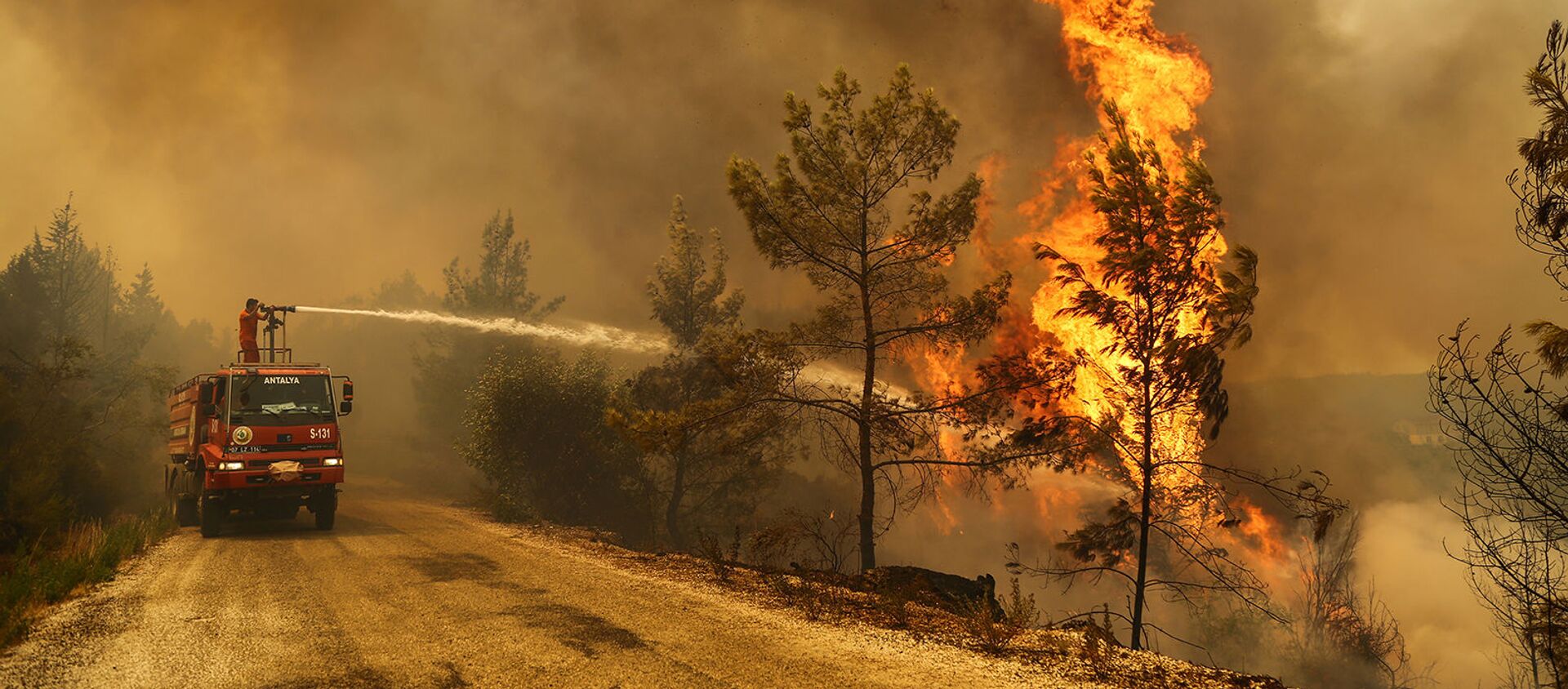 Пожарный тушит лесной пожар недалеко от города Манавгат, к востоку от курортного города Анталия (30 июля 2021).  Турция - Sputnik Грузия, 1920, 31.07.2021
