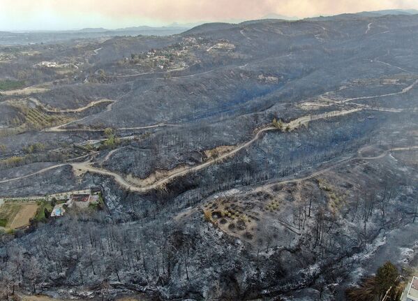 Превращенная в пепел деревня близ средиземноморского прибрежного города Манавгат - Sputnik Грузия