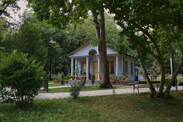 Сад также открыт для посещения местными жителями и туристами. Общая протяженность дорожек сада составляет более восьми километров - Sputnik Грузия