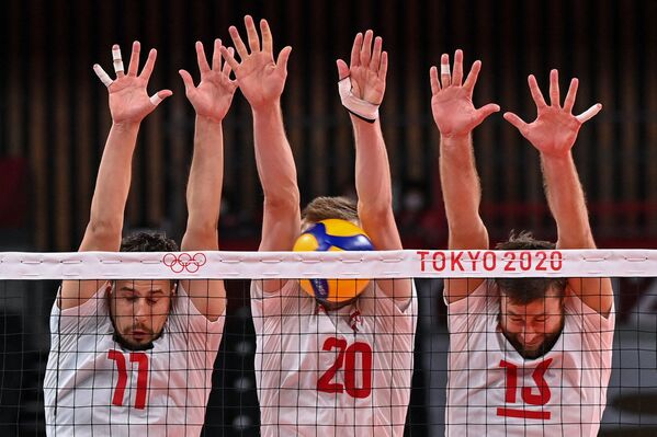 Фабиан Држизга, Матеуш Бениек и Михал Кубяк из Польши пытаются заблокировать удар во время Олимпийских игр - 2020 - Sputnik Грузия