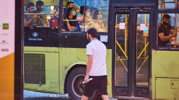 Эпидемия коронавируса - пассажиры в автобусе в масках - Sputnik Грузия