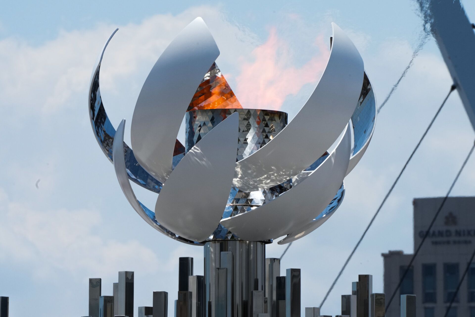Олимпийский огонь в чаше на набережной Ариакэ в Токио - Sputnik Грузия, 1920, 24.08.2021