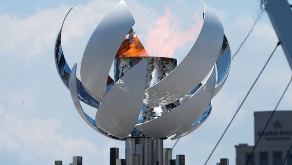 Олимпийский огонь в чаше на набережной Ариакэ в Токио - Sputnik Грузия