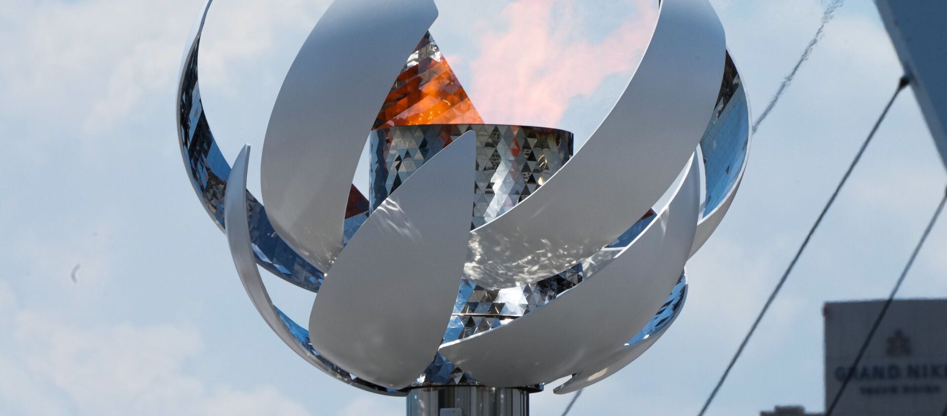 Олимпийский огонь в чаше на набережной Ариакэ в Токио - Sputnik Грузия, 1920, 02.08.2021