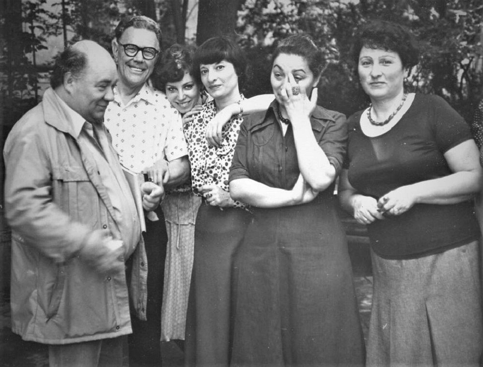 ირინა ძუცოვა მსახიობ ევგენი ლეონოვთან და კოლეგებთან ერთად - Sputnik საქართველო, 1920, 24.08.2021