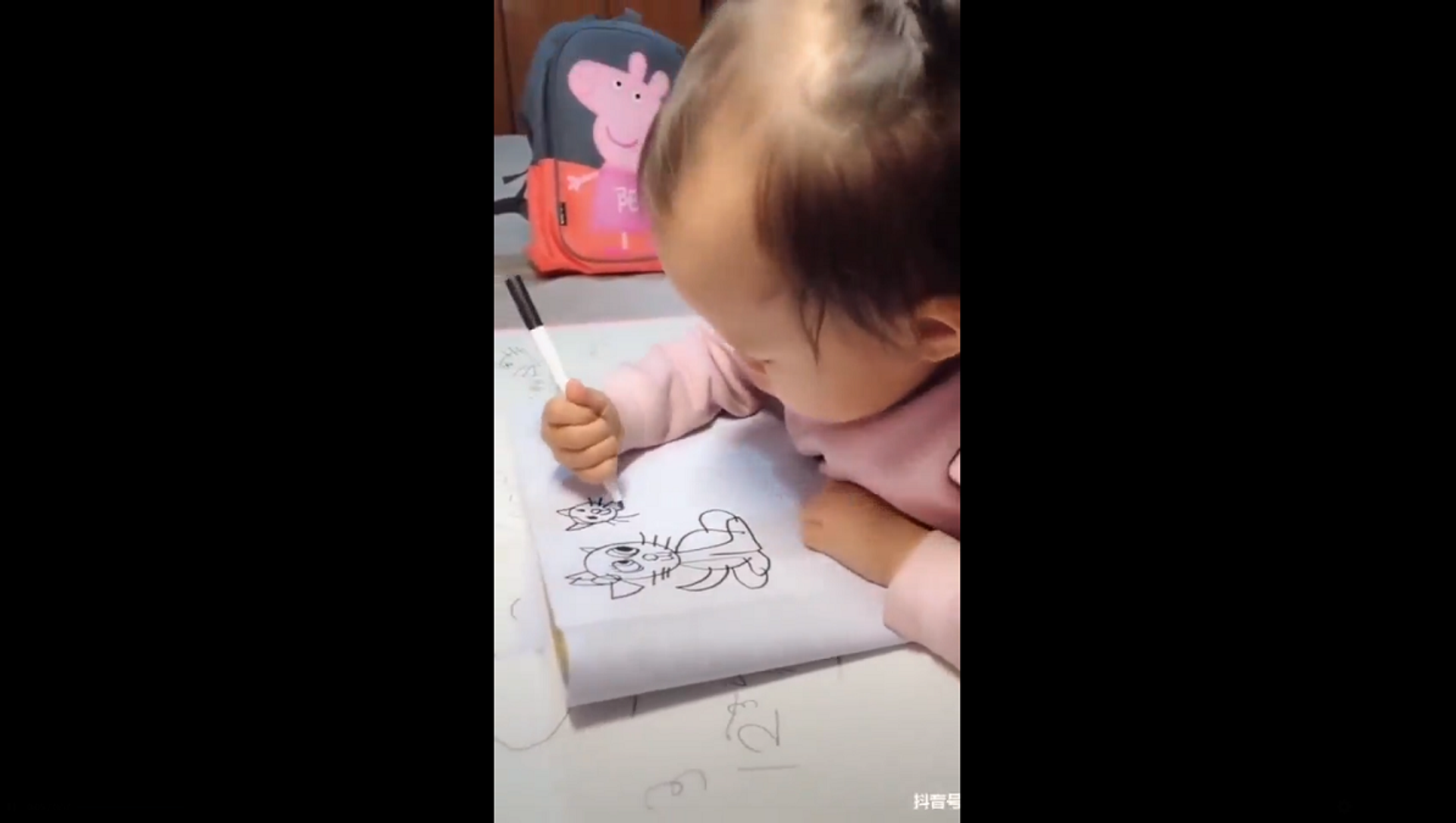 Маленький ребенок рисует на бумаге лучше любого взрослого – удивительное видео - Sputnik Грузия, 1920, 03.08.2021