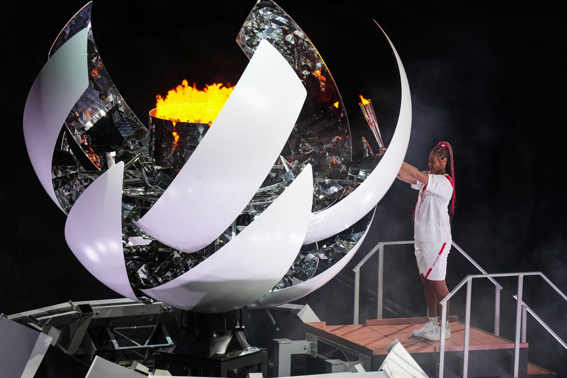 Теннисистка Наоми Осака зажигает олимпийский огонь на церемонии открытия XXXII летних Олимпийских игр в Токио - Sputnik Грузия, 1920, 24.08.2021