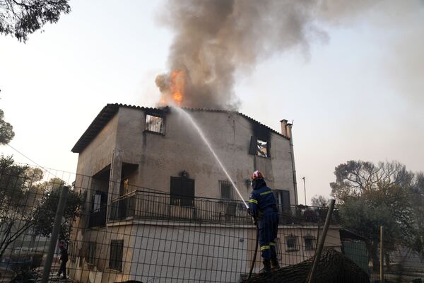 Греческие спасательные службы оставили предупреждения о пожаре на большей части территории Греции - Sputnik Грузия