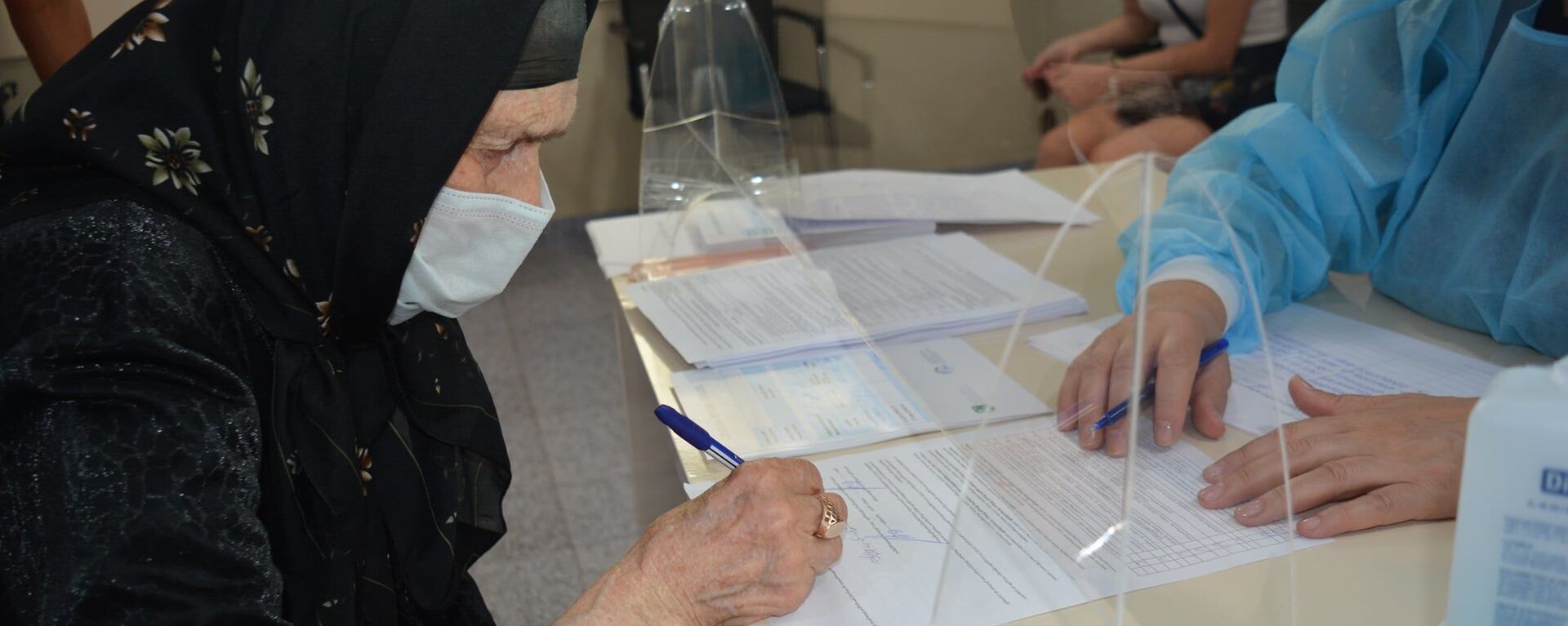 Эпидемия коронавируса и вакцинация. 102-летняя Эмине Джорбенадзе сделала вакцину Pfizer - Sputnik Грузия, 1920, 05.08.2021