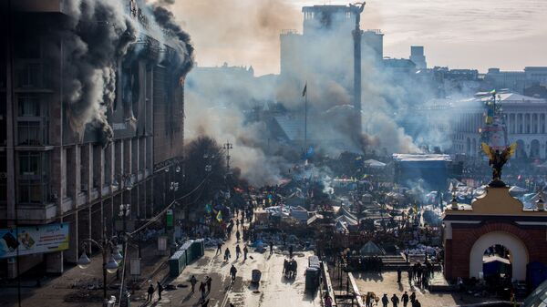 Дым от пожаров и сторонники оппозиции на площади Независимости в Киеве - Sputnik Грузия