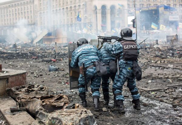 Стенин погиб в районе города Снежное. Автомобиль, в котором он ехал на редакционное задание, обстреляли и сожгли на шоссе Стенин погиб в районе города Снежное. Автомобиль, в котором он ехал на редакционное задание, обстреляли и сожгли на шоссе - Sputnik Грузия