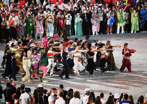 Многие спортсмены покинули Токио до закрытия Игр, поэтому число олимпийцев, принимающих участие в церемонии закрытия, было намного меньше, чем на церемонии открытия - Sputnik Грузия