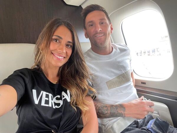  Аргентинский футболист Лионель Месси и его жена Антонела Рокуццо позируют в своем частном самолете по пути в Париж - Sputnik Грузия