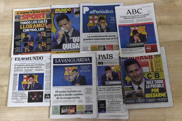 Первые полосы испанских газет, на которых нападающий Барселоны Лионель Месси плачет во время пресс-конференции  - Sputnik Грузия