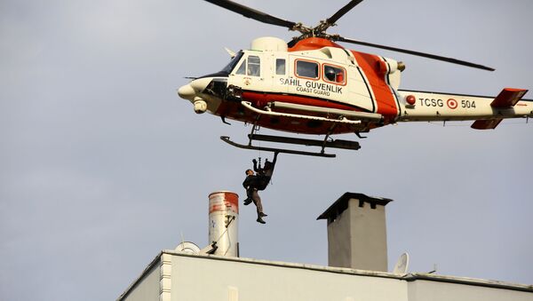 Вертолет береговой охраны спасает человека, застрявшего на крыше здания в городе Бозкурт провинции Кастамону, Турция - Sputnik Грузия