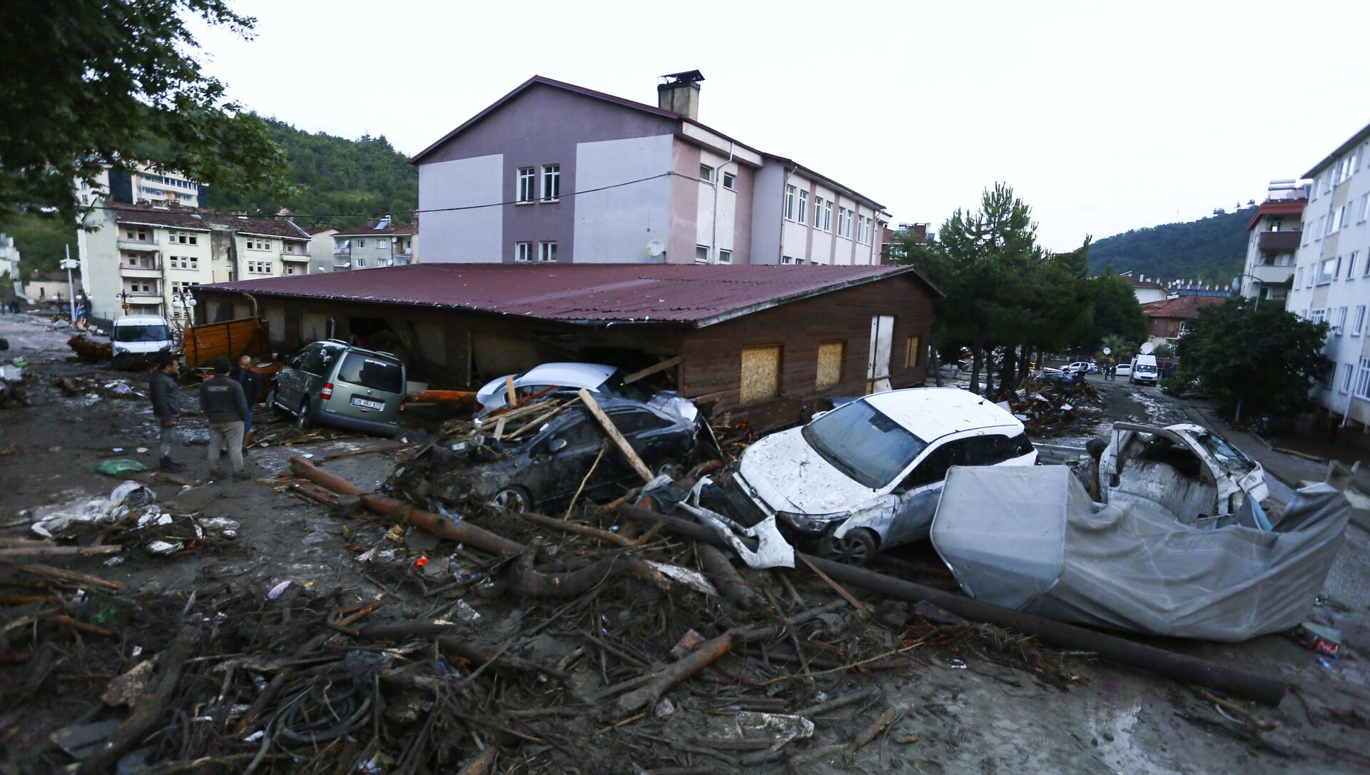 Разрушенные автомобили на улице после наводнения и оползней в городе Бозкурт провинции Кастамону, Турция - Sputnik Грузия, 1920, 14.08.2021