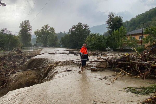 Часть дороги, соединяющей провинцию с Карабюком, обрушилась, когда бульдозеры пробирались через паводковые воды, чтобы спасти людей, оказавшихся в ловушке в своих домах - Sputnik Грузия