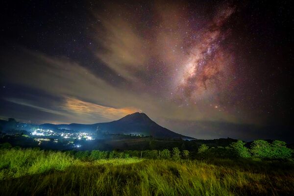 Так выглядит на рассвете гора Синабунг, если смотреть со стороны Каро, Северная Суматра - Sputnik Грузия