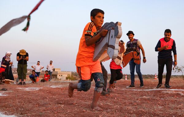 Дети играют в Олимпийские игры в лагере для перемещенных лиц в Сирии - Sputnik Грузия