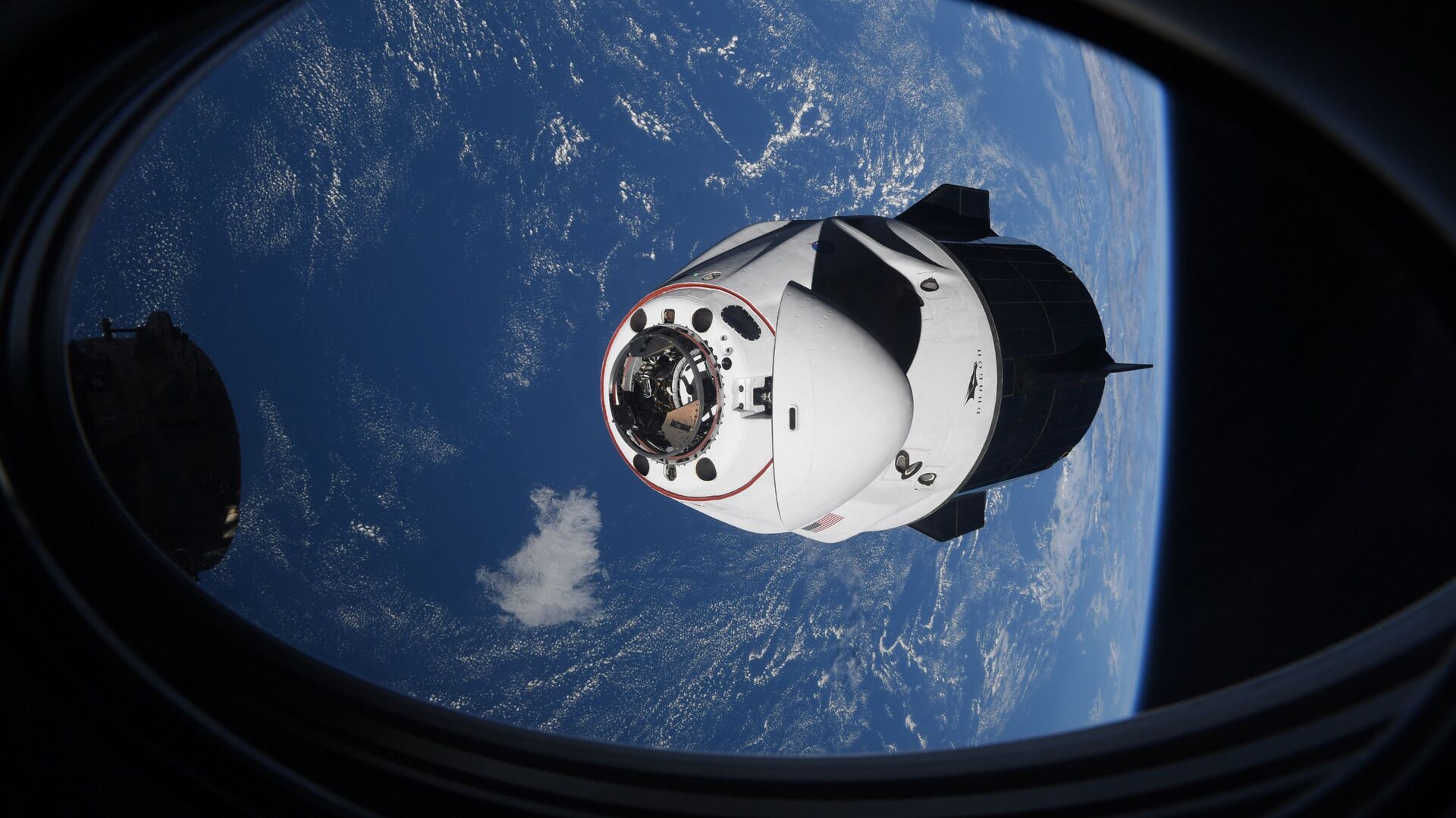 Капсула SpaceX Crew Dragon приближается к Международной космической станции - Sputnik Грузия, 1920, 15.08.2021