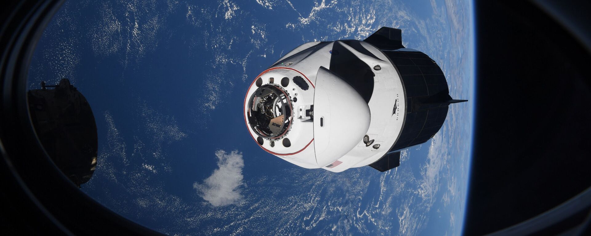 Капсула SpaceX Crew Dragon приближается к Международной космической станции - Sputnik Грузия, 1920, 15.08.2021