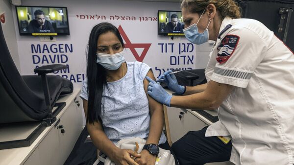 Пандемия коронавируса - вакцинация жителей Израиля в Тель-Авиве - Sputnik Грузия