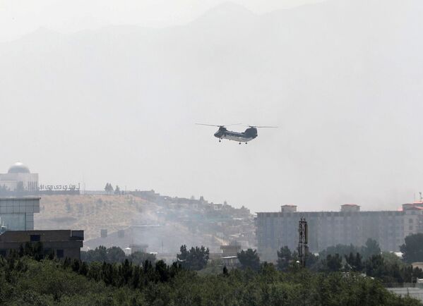 Панику жителей усугубляло и то, что в небе над городом с утра начали летать военные вертолеты - Sputnik Грузия