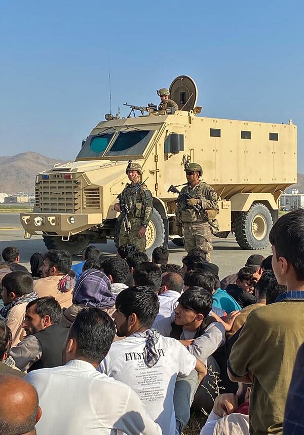Защиту аэропорта Кабула обеспечивают американские и британские военные. - Sputnik Грузия