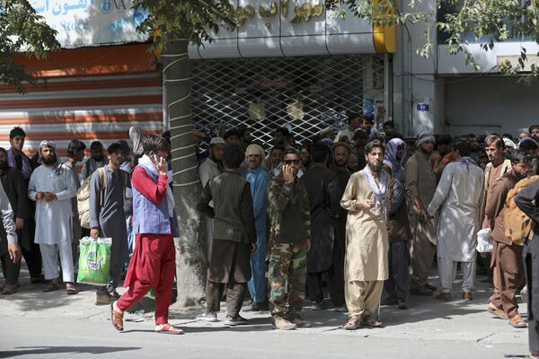 Афганцы часами стоят в длинных очередях, чтобы снять деньги, перед банком в Кабуле - Sputnik Грузия