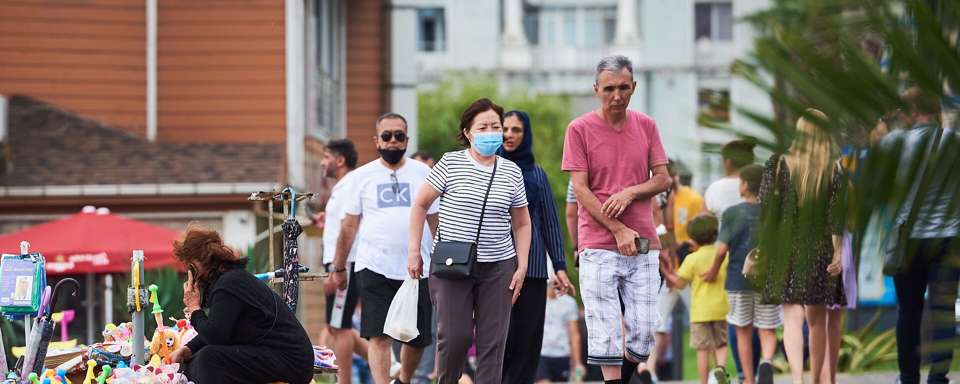 Эпидемия коронавируса - по одной из батумских улиц гуляют туристы  - Sputnik Грузия, 1920, 29.08.2021