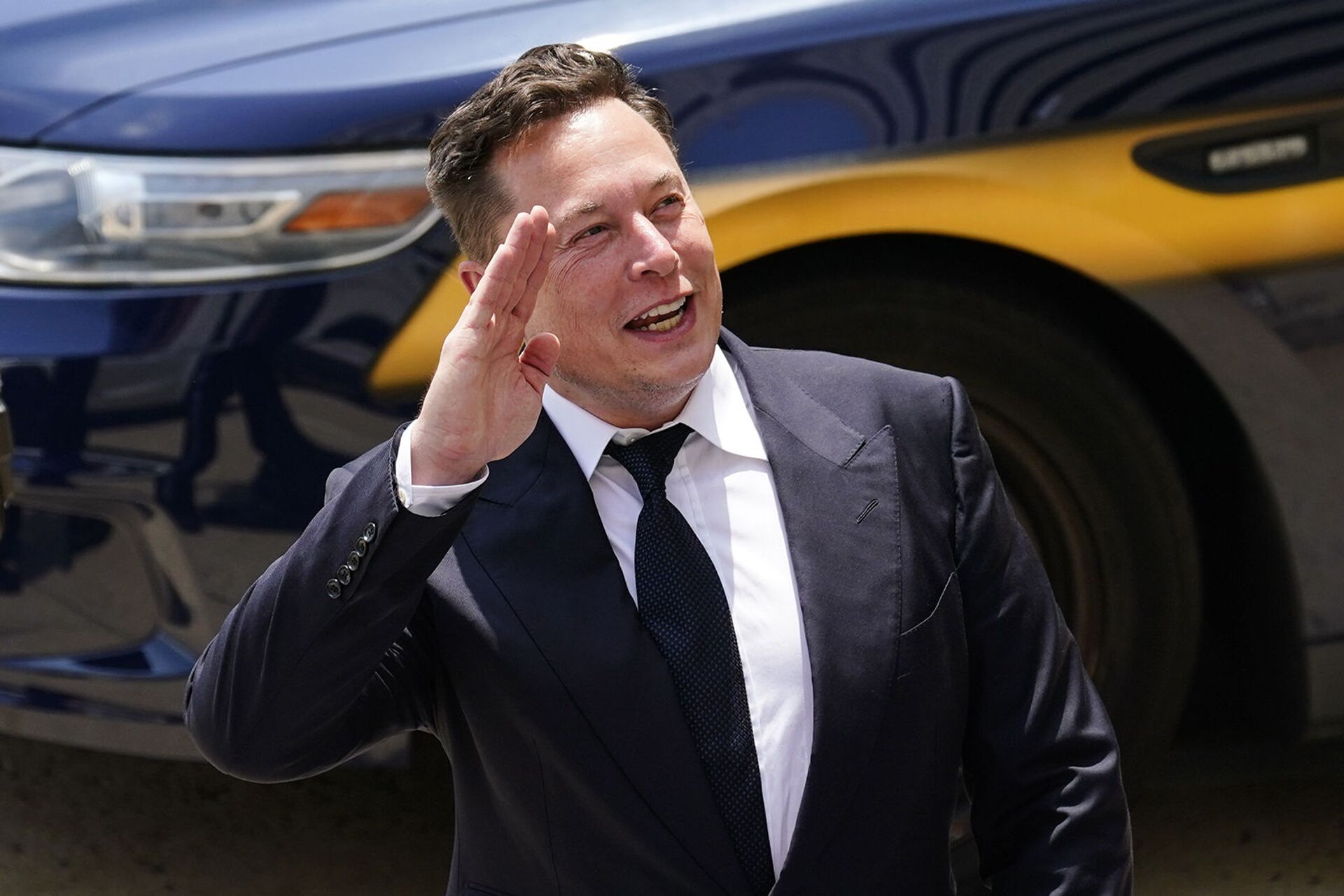 Генеральный директор SpaceX и Tesla Motors Илон Маск приветствует поклонников при выходе из центра правосудия (12 июля 2021). Уилмингтон - Sputnik Грузия, 1920, 21.12.2021