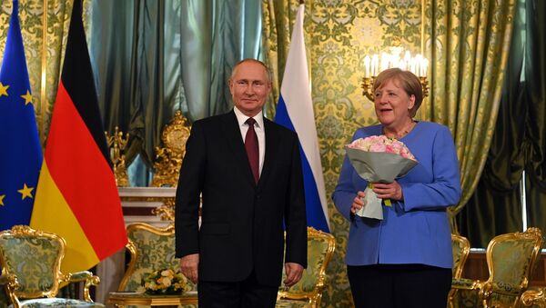  Vladimir Putin və Angela Merkel, arxiv şəkli - Sputnik Грузия