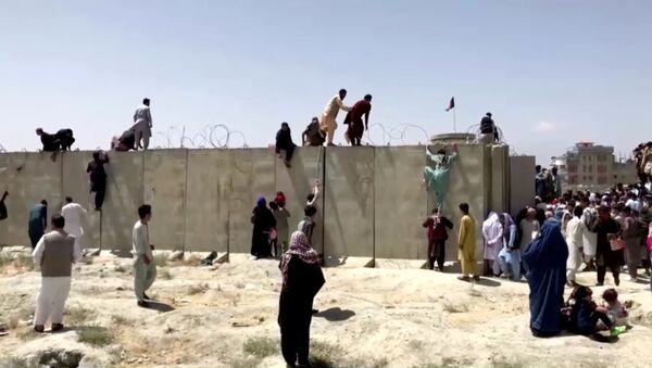 Жители Кабула пытаются перебраться через стену в аэропорт - Sputnik Грузия