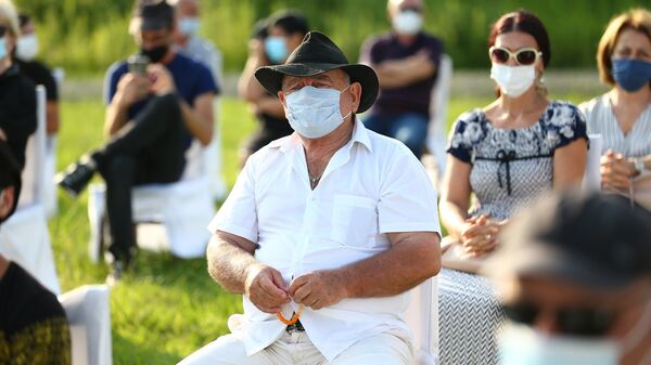 Эпидемия коронавируса - люди в масках на предвыборной встрече - Sputnik Грузия