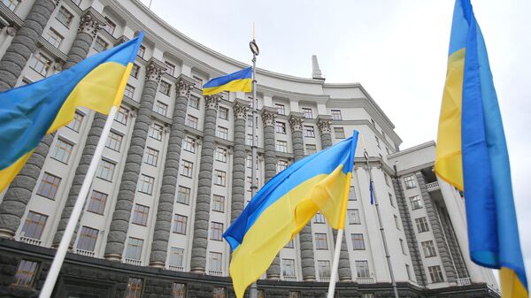 Флаги у здания правительства Украины в Киеве - Sputnik Грузия
