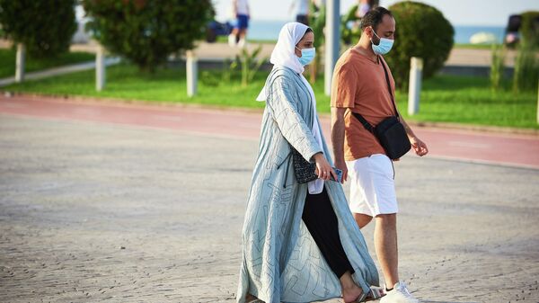 Эпидемия коронавируса - туристы на батумском бульваре в масках - Sputnik Грузия