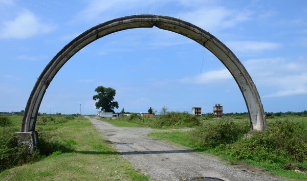 Бывший танковый полигон Гонио находится близ Батуми, в 12 километрах. Эта арка установлена на въезде на его территорию - Sputnik Грузия