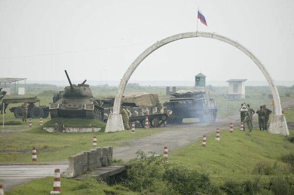 А вот как выглядел въезд на территорию танкового полигона еще в самом начале XXI века, когда тут еще находились российские войска - Sputnik Грузия