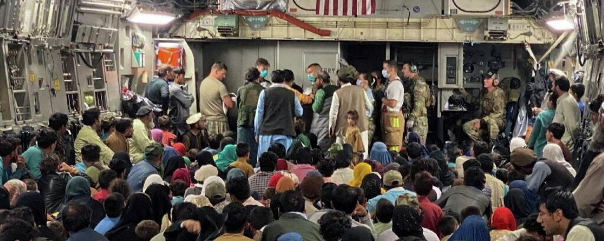 Эвакуация беженцев из Афганистана на военном самолете США - Sputnik Грузия, 1920, 26.08.2021
