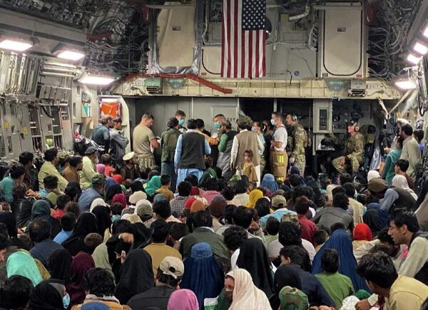 Военные самолеты США и ряда других стран вывозят из Кабула тысячи человек. Проводится эвакуация иностранных сотрудников и работавших на иностранные миссии афганцев - Sputnik Грузия