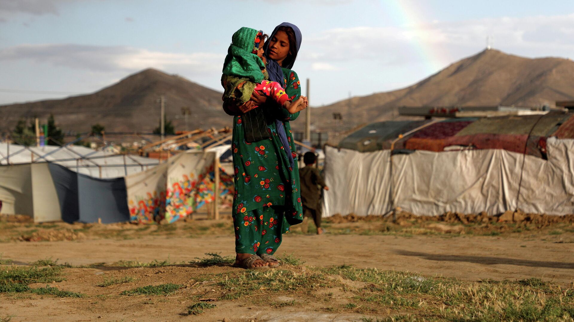 Женщина с ребенком в палаточном городке для беженцев у Кабула, Афганистан - Sputnik Грузия, 1920, 27.08.2021