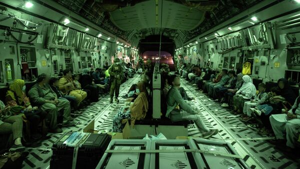 Эвакуация беженцев из Афганистана на военном самолете королевских ВВС Австралии - Sputnik Грузия