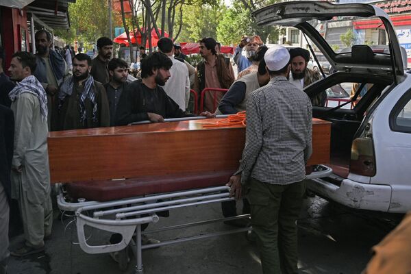 А тем временем жители Кабула хоронят погибших в результате взрывов - Sputnik Грузия