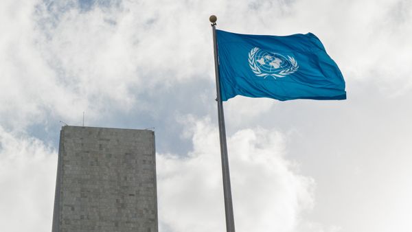 Флаг у Штаб-квартиры ООН - Sputnik Грузия