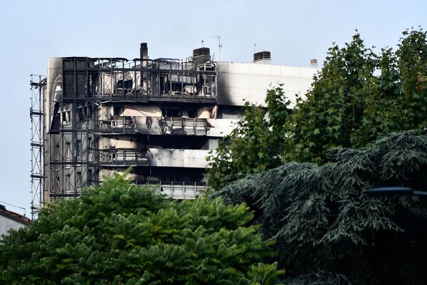Несмотря на то, что дом пострадал в значительной степени, огнем полностью уничтожен фасад, пожарные заверяют, что угрозы обвала постройки нет - Sputnik Грузия