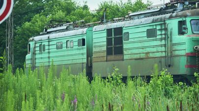 Локомотив везет грузовой состав