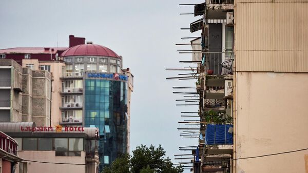 Архитектура Батуми - бельевые палки на балконах жилого дома - Sputnik Грузия